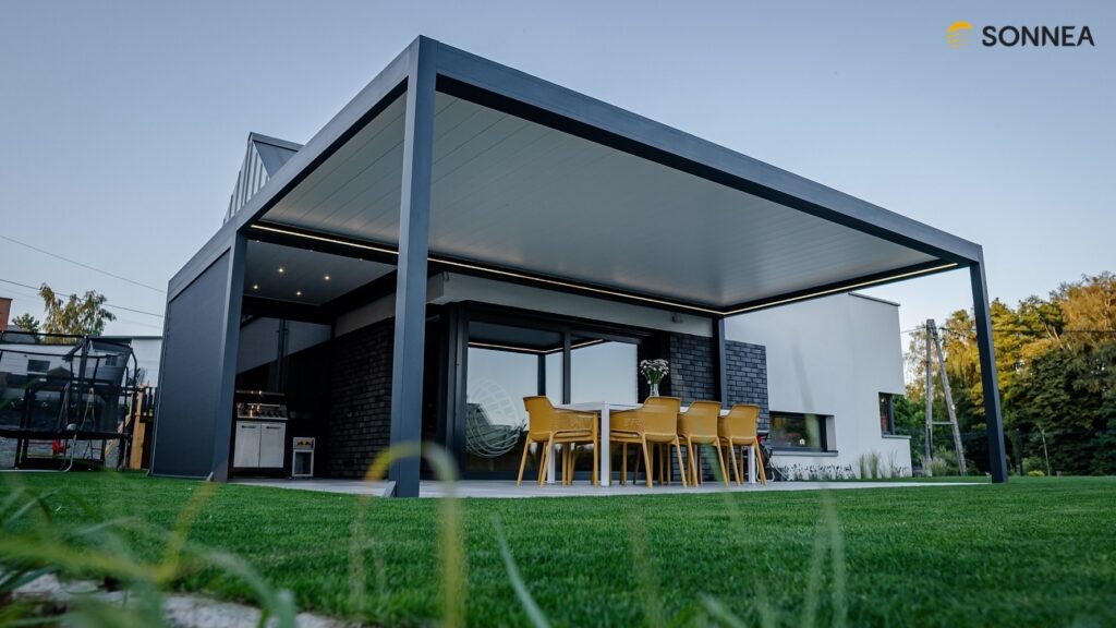 Lamelová pergola s obvodovým a bodovým osvětlením