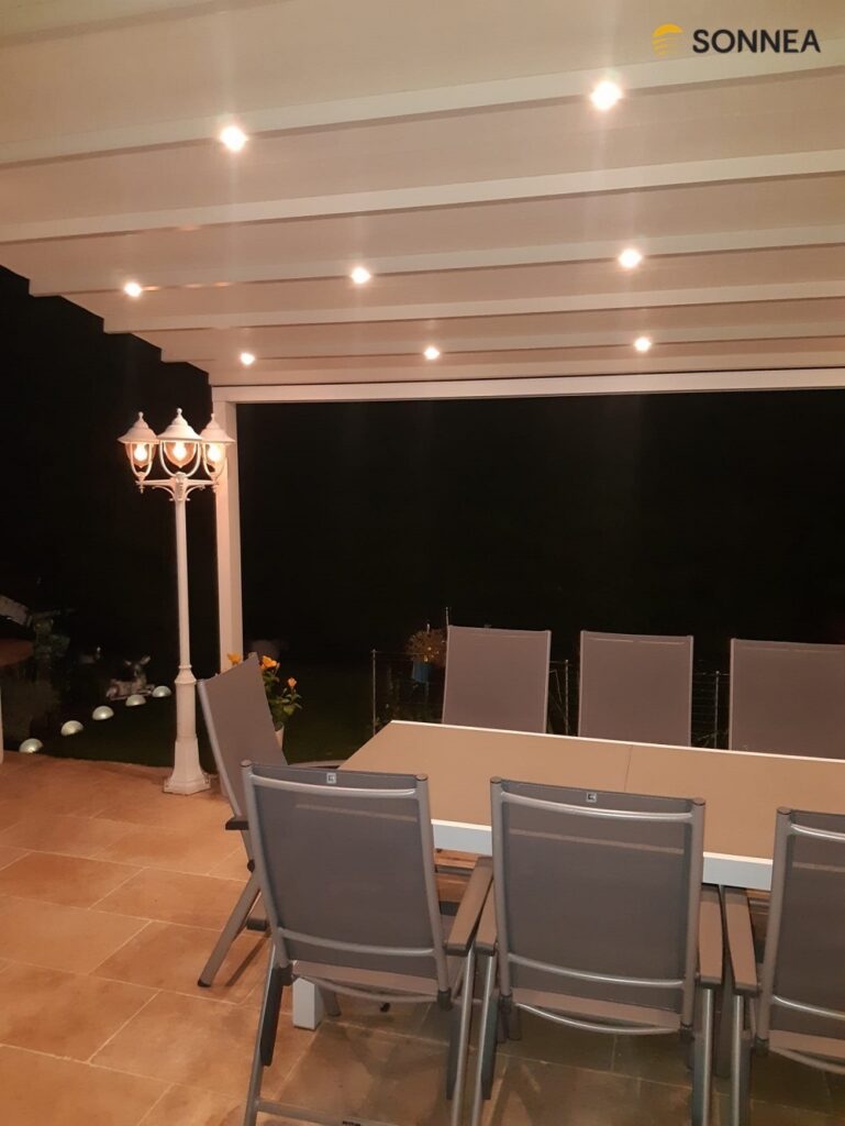 Látková pergola se sklonem a osvětlením