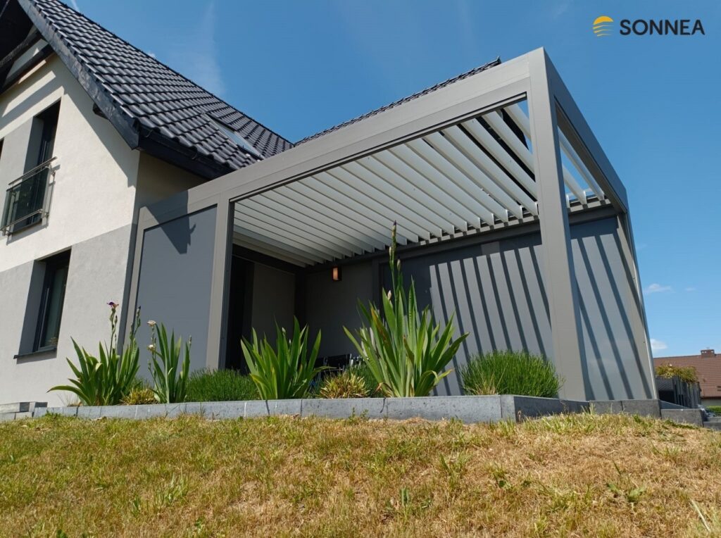 Šedá lamelová pergola s osvětlením a žaluziemi