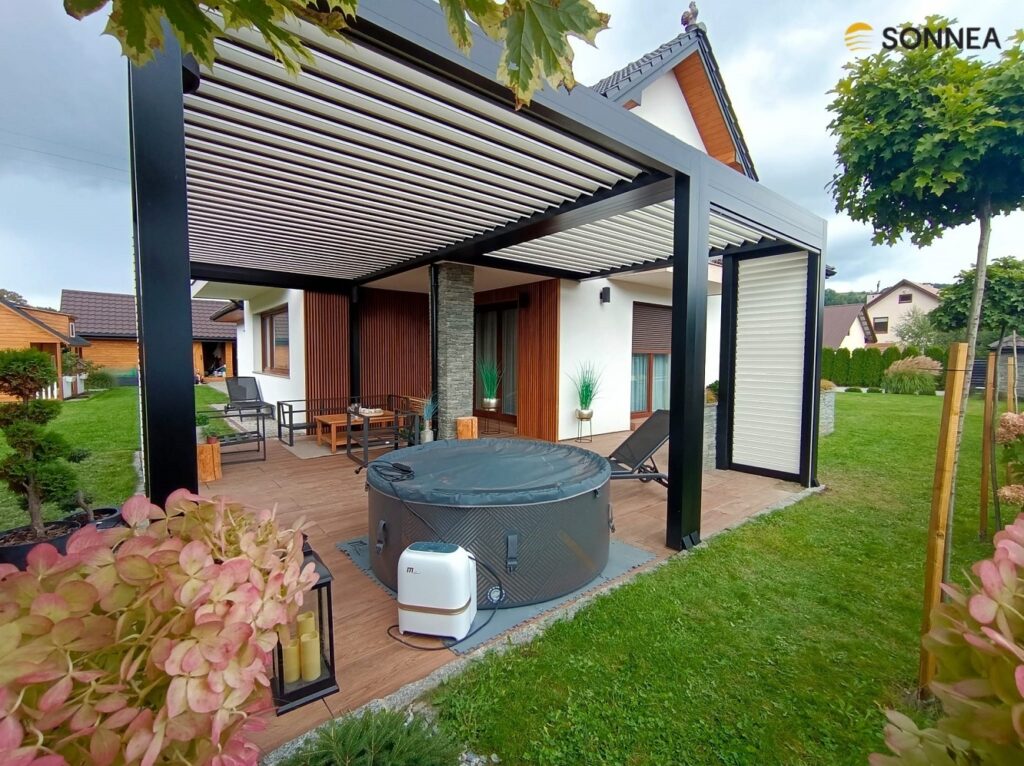 Lamelová pergola s Shutters panely a žaluziemi