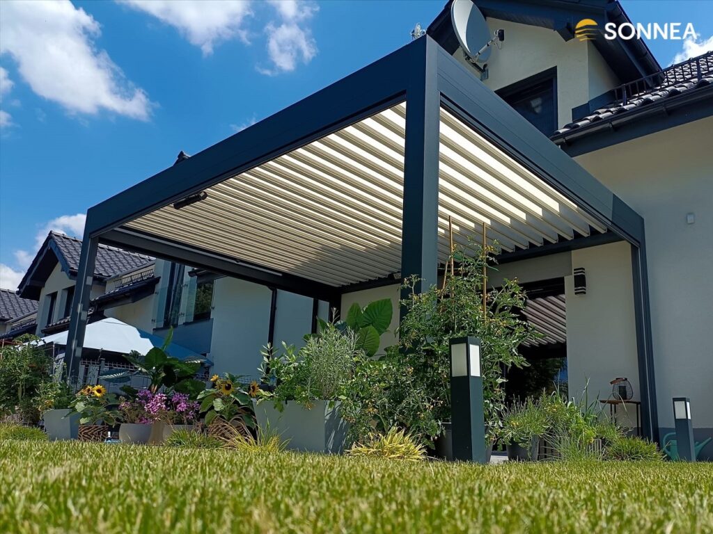 Lamelová pergola s žaluziemi a radiátory