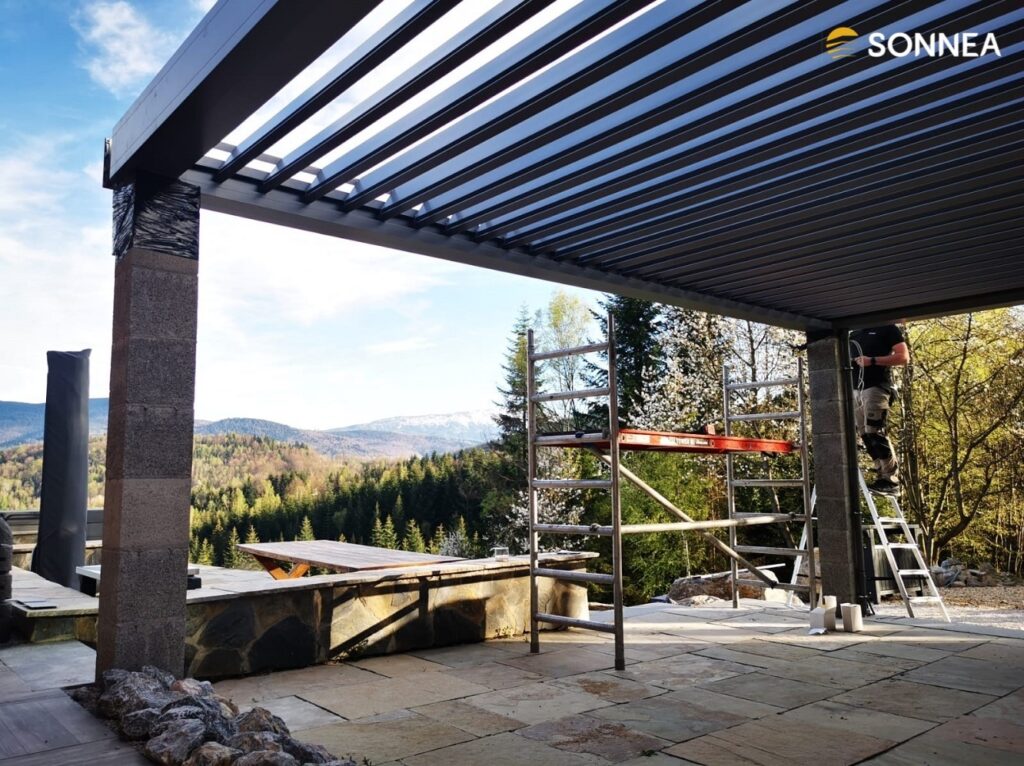 Lamelová pergola osazená na betonových sloupech