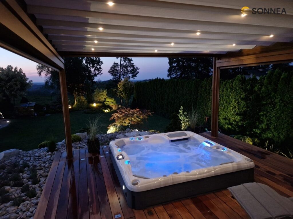 Látková pergola s osvětlením a žaluziemi