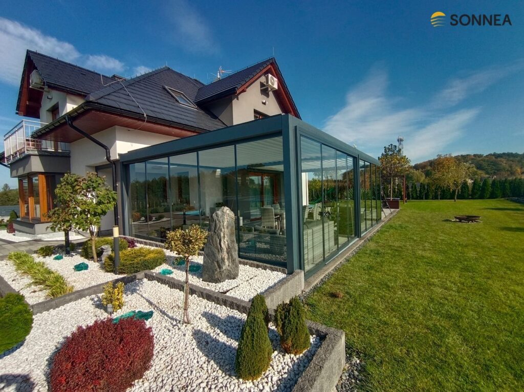 Lamelová pergola s bočním prosklením