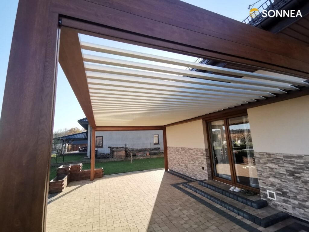 Laťová pergola ve tvaru dřeva s bílými lamelami