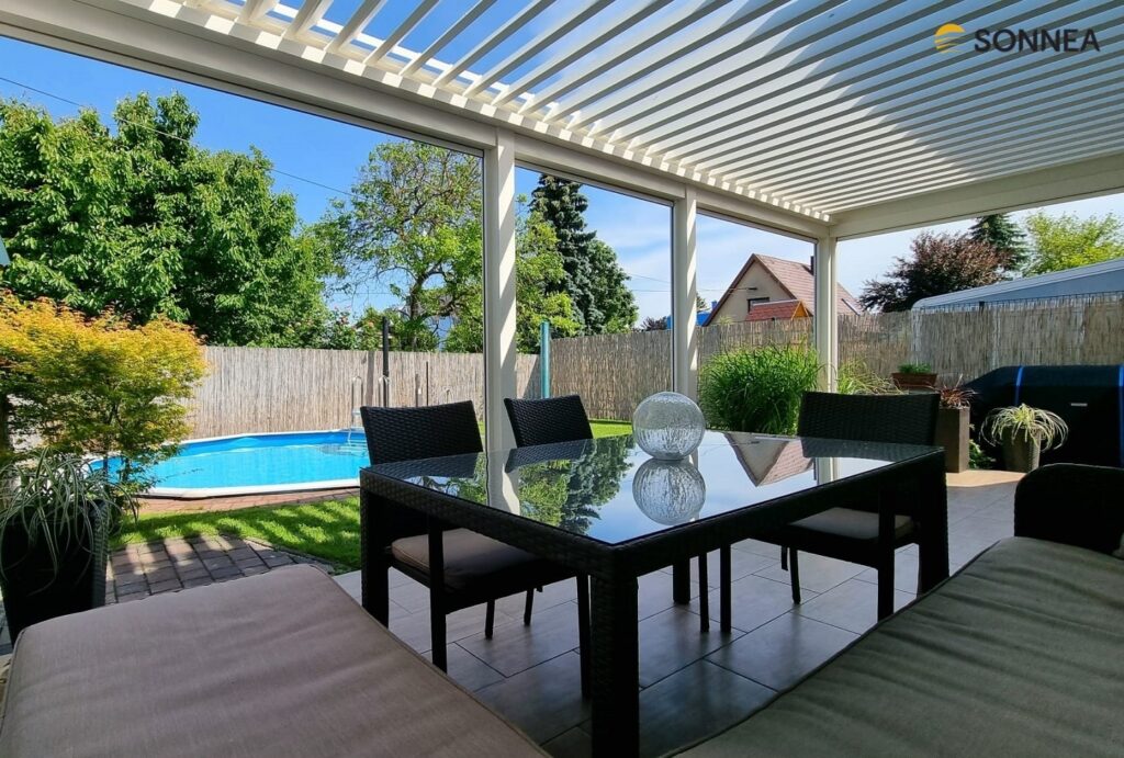 Technická lamelová pergola s žaluziemi a osvětlením