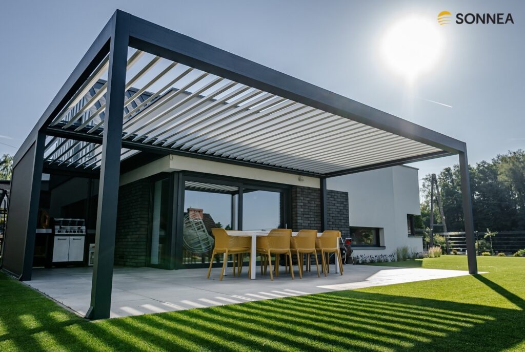 Lamelová pergola s osvětlením a žaluziemi