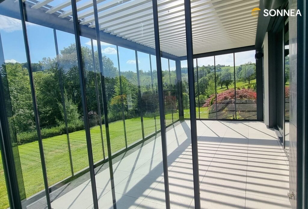 Technická lamelová pergola s bočním prosklením