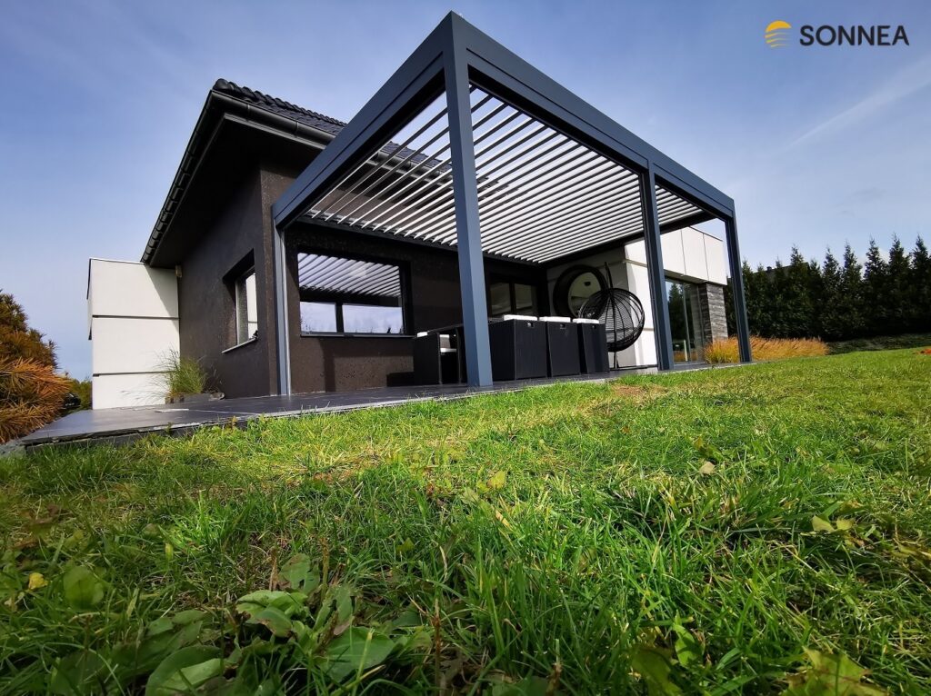 Technická lamelová pergola se žaluziemi