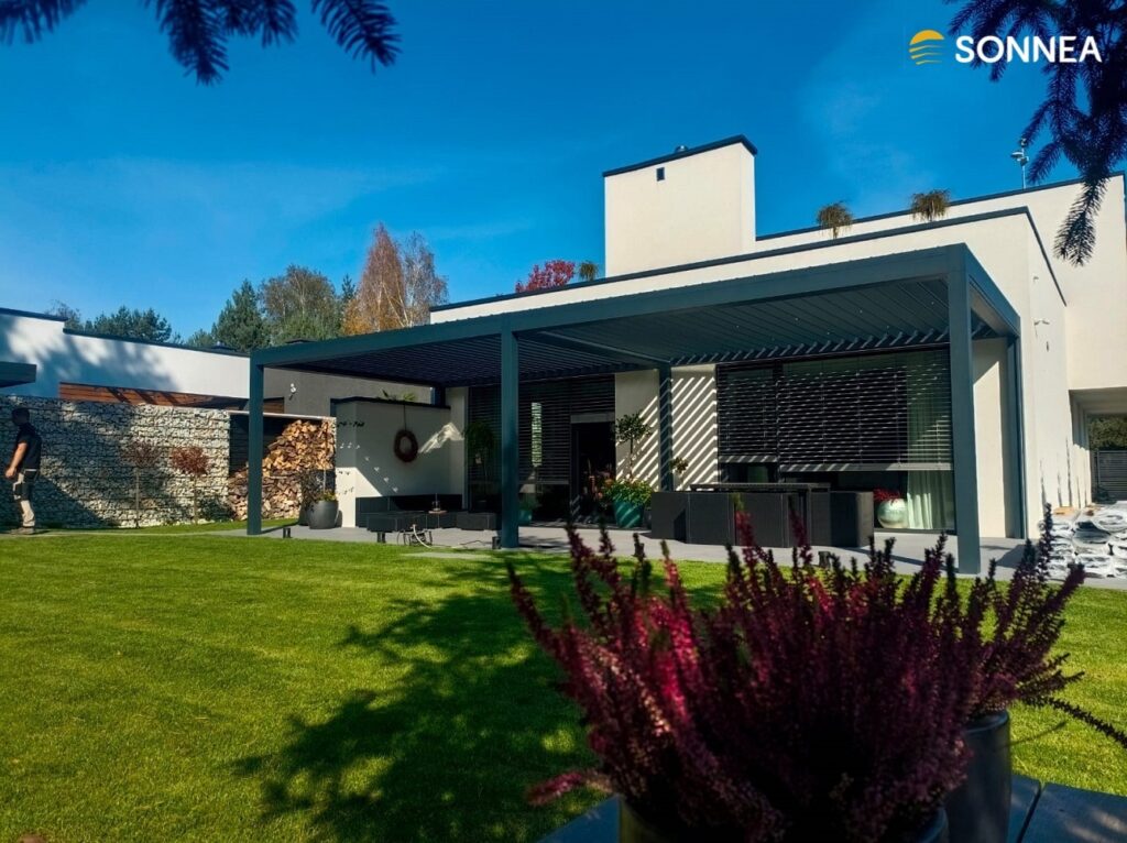 Lamelová pergola Technic Pro s žaluziemi a osvětlením