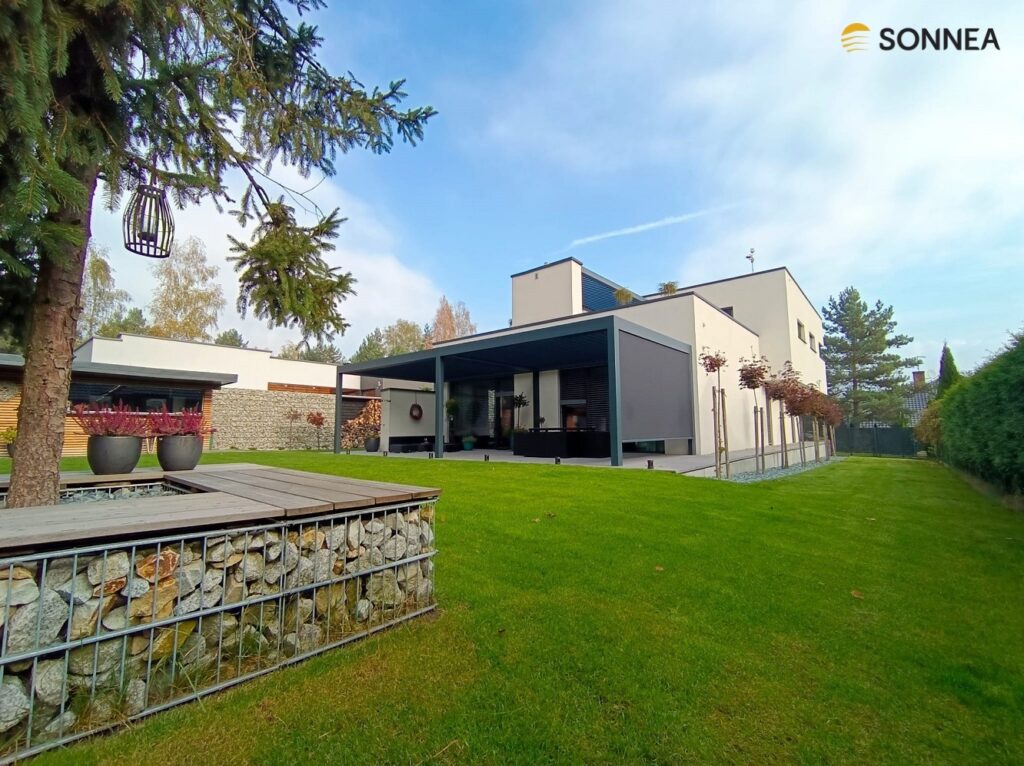 Samostatně stojící lamelová pergola a střešní modul