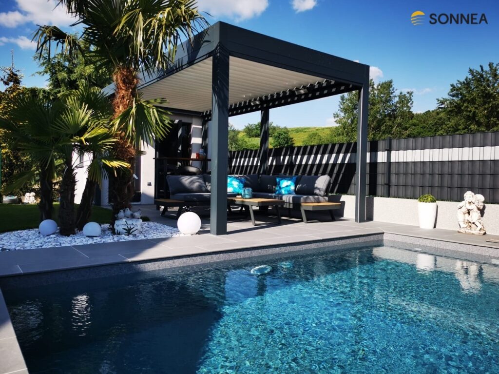 Lamelová pergola u bazénu