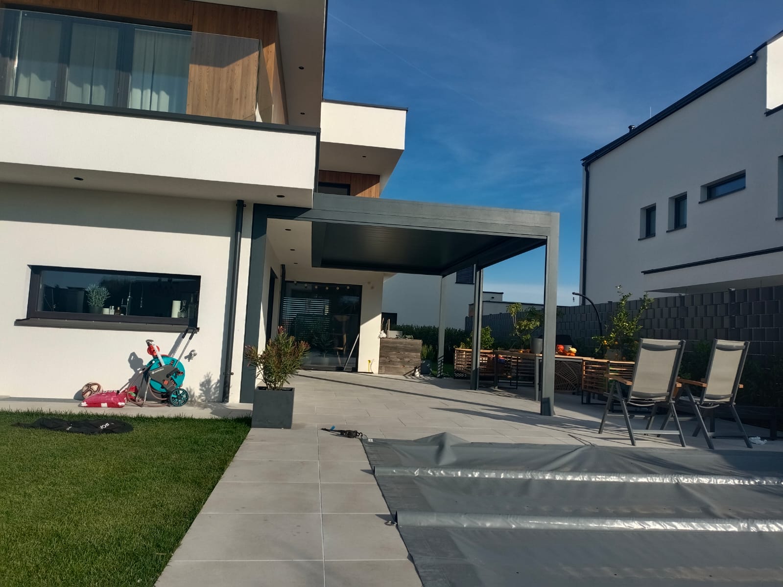 Laťová pergola s roletami Screen ZIP u bazénu