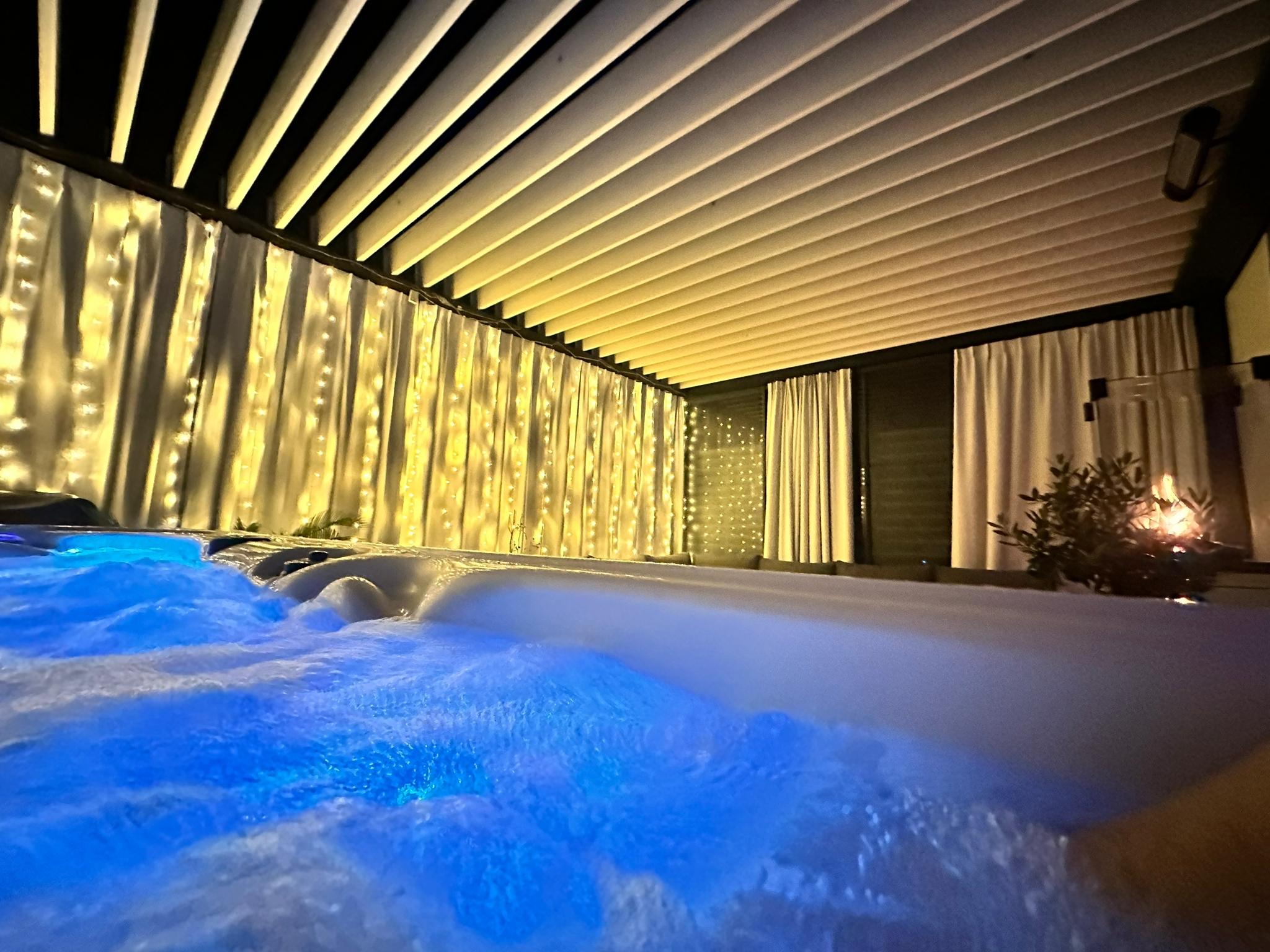 Lamelová pergola s LED osvětlením a bočním prosklením