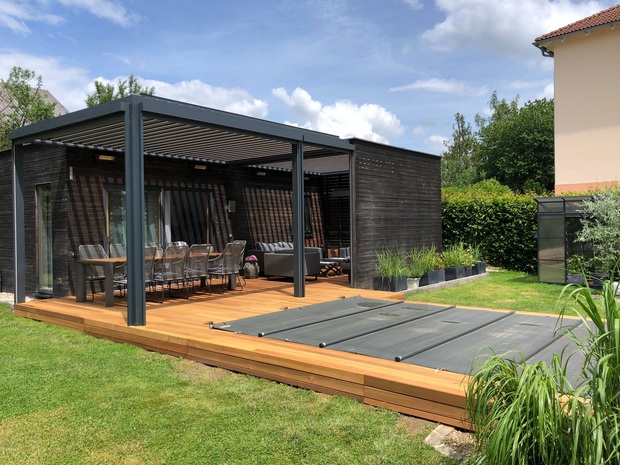 Střešní modul a stěnová konstrukce lamelové pergoly u altánu