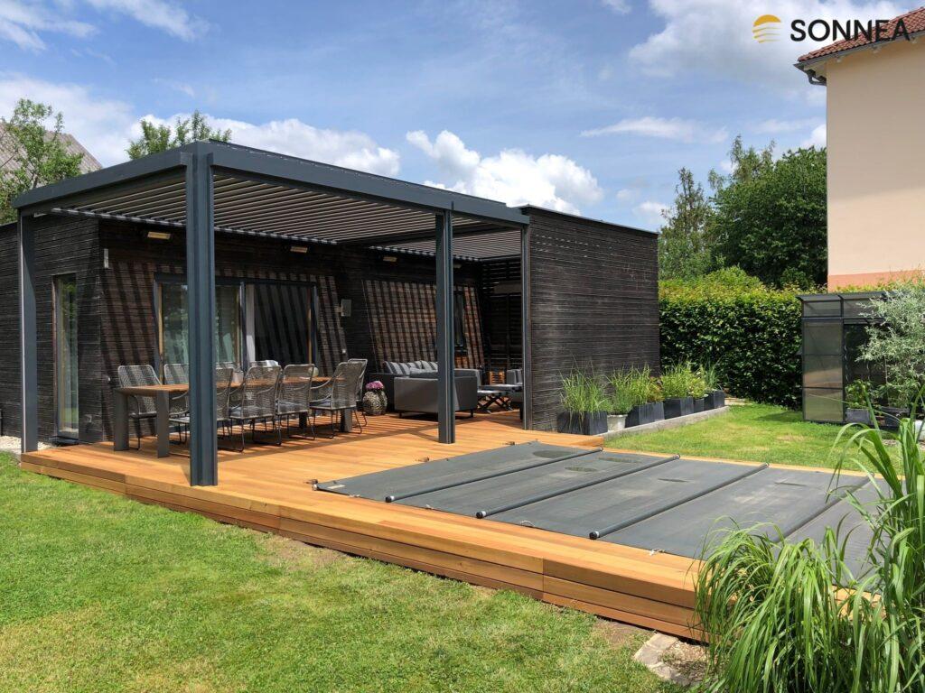 Lamelová pergola s žaluziemi, radiátory a osvětlením