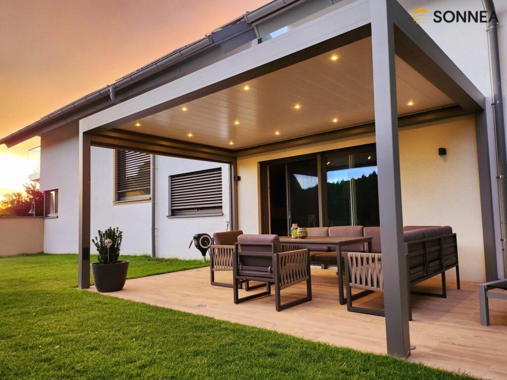 Lamelová pergola s osvětlením a roletami Screen ZIP