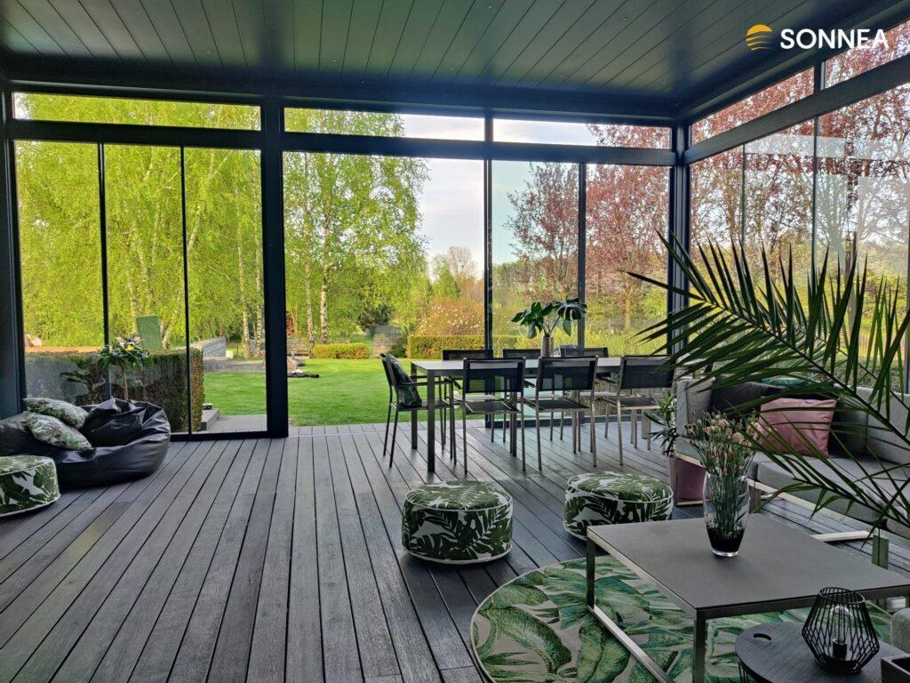 Lamelová pergola s bočním prosklením a LED osvětlením