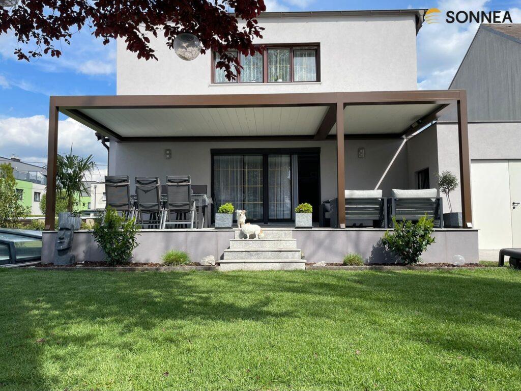 Lamelová pergola s radiátorem a osvětlením